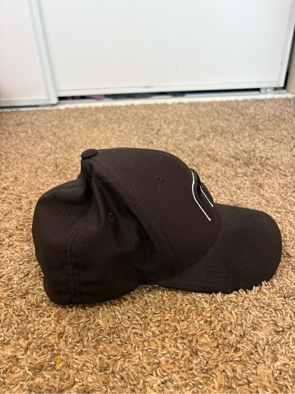 Travis Mathew Hat Cap Fitted Mens Medium Black Flexfit Golf Logo Stretch L/XL - Picture 5 of 7